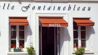 Un cartel de hotel en el frente de un edificio en Hôtel Belle Fontainebleau, en Fontainebleau