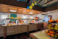 un restaurante con línea buffet con frutas y comida en CE Plaza Hotel, en Siófok