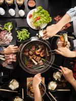 Eine Gruppe von Menschen, die Essen auf einem Tisch zubereiten in der Unterkunft Grandvrio City Danang By Route Inn Group in Đà Nẵng