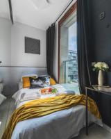 Posteľ alebo postele v izbe v ubytovaní Kolejowa 45A P&O Corporate Accommodation