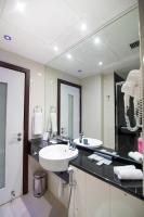 Holiday Bahrain Hotelにあるバスルーム