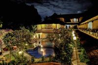 Una vista aérea de una casa con piscina. en Ari Putri Hotel, en Sanur