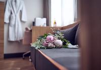 a bouquet of flowers sitting on a couch at Maison Nô - Hôtel et Rooftop in Lyon