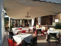 Reštaurácia alebo iné gastronomické zariadenie v ubytovaní El Patio Hotel