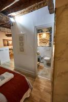 Cama o camas de una habitación en Lofts amantes de Toledo -LOFT COBERTIZO