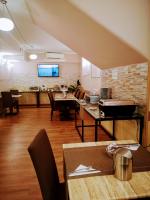 Televízia a/alebo spoločenská miestnosť v ubytovaní Hotel Bellavista
