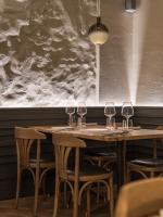 Un grupo de copas de vino sobre una mesa. en Cà Toresele Relais Osteria Garden, en Verona