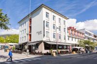 モルデにあるHotell Moldeの建物前通行者