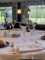 Best Western Plus La Fayette Hotel et SPA tesisinde bir restoran veya yemek mekan&#x131;