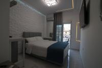 Posteľ alebo postele v izbe v ubytovaní Petite Palace Aristotelous 3