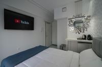 Posteľ alebo postele v izbe v ubytovaní Petite Palace Aristotelous 3