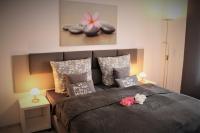 Postel nebo postele na pokoji v ubytování SALZHAUSBLICK BUSINESS APARTMENTS - Zentrale Lage am Salzhaus - MwSt-Rechnung verfügbar