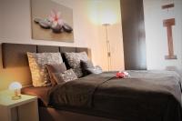 Postel nebo postele na pokoji v ubytování SALZHAUSBLICK BUSINESS APARTMENTS - Zentrale Lage am Salzhaus - MwSt-Rechnung verfügbar
