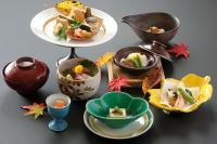 平塚市にあるグランドホテル神奈中 平塚のテーブルの上に並んだ一群の食べ物の皿