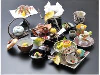 平塚市にあるグランドホテル神奈中 平塚のテーブルの上に並んだ一群の食べ物の皿