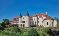 un gran castillo con un jardín delante de él en Château Saint-Jean, Relais &amp; Châteaux, en Montluçon