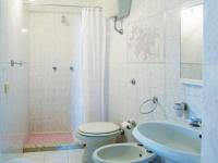 A bathroom at Villa Punta del Sole