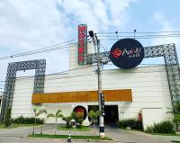 Un edificio con un cartel al costado. en Auhe Motel (Adults only), en Betim