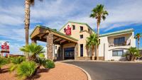 un hotel con palmeras frente a un edificio en Best Western Plus King&#39;s Inn and Suites, en Kingman