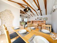 Posezení v ubytování Villa with private pool and terrace