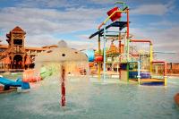 Bazén v ubytování Coral Sea Beach and Aqua Park nebo v jeho okolí