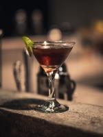 einen Drink in einem Martiniglas auf der Theke in der Unterkunft Lagoona Beach Bungalows - Eco Stay in Pangandaran