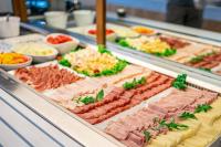 een buffet met veel verschillende soorten eten bij Hotel Alexander in Bibione