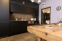 TG Hotel Apartments Budapestにあるキッチンまたは簡易キッチン