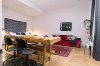 TG Hotel Apartments Budapestにあるテレビまたはエンターテインメントセンター