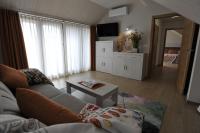 Televízia a/alebo spoločenská miestnosť v ubytovaní Apartamentos Playa Compostela