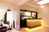 un bar in una stanza con finestra di Olimpia Resort & SPA a Szczyrk