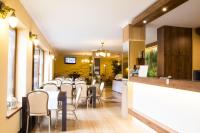 una sala da pranzo con tavoli e sedie in un ristorante di Olimpia Resort & SPA a Szczyrk