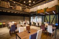 Un restaurante con mesas y sillas en una sala. en Tezh Ler Resort, en Shahumyan