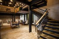 un restaurante con escalera, mesas y sillas en Tezh Ler Resort, en Shahumyan