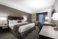 Una habitación de hotel con una cama grande y un escritorio. en Chateau Bedford Trademark Collection by Wyndham, en Halifax