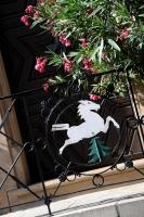 a white horse on a sign in a plant at Weinkastell Zum Weissen Ross in Kallstadt