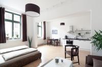 una sala de estar con un sofá y una mesa en Arbio I Spacious Apart in Center Leipzig, en Leipzig