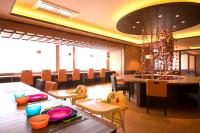 Un comedor con mesa y sillas en Umiusagi, en Higashiizu