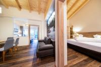 Ein Bett oder Betten in einem Zimmer der Unterkunft Hotel Post Krimml