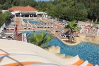 - une vue sur la piscine du complexe avec toboggan dans l&#39;établissement Camping La Pinède, à Calvi