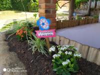 um jardim de flores com uma placa em um quintal em Pouso do Elefante em Serra do Cipo