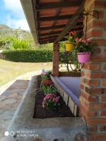 um jardim com flores numa parede de tijolos em Pouso do Elefante em Serra do Cipo