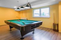 Biliardový stôl v ubytovaní Gdański Dom Turystyczny Hostel