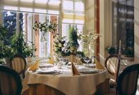 Reštaurácia alebo iné gastronomické zariadenie v ubytovaní Hotel Aleksander