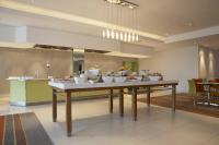 ein Restaurant mit einem Tisch mit Essen darauf in der Unterkunft Garden Court Nelson Mandela Boulevard in Kapstadt