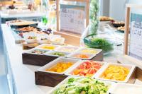 una línea de buffet con bandejas de diferentes tipos de comida en Vessel Hotel Campana Nagoya, en Nagoya