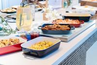 Un buffet con muchos alimentos diferentes en una mesa. en Vessel Hotel Campana Nagoya, en Nagoya