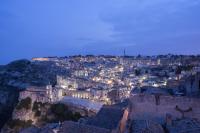 uma vista de uma cidade à noite em BV Quarry Matera em Matera