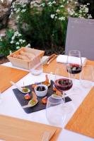 einen Tisch mit Gläsern Wein und Essen drauf in der Unterkunft Logis Hôtel Restaurant Gilles Moreau Laguiole in Laguiole