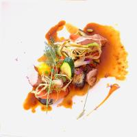 ein Salat mit Fleisch und Gemüse in einer Soße in der Unterkunft Logis Hôtel Restaurant Gilles Moreau Laguiole in Laguiole